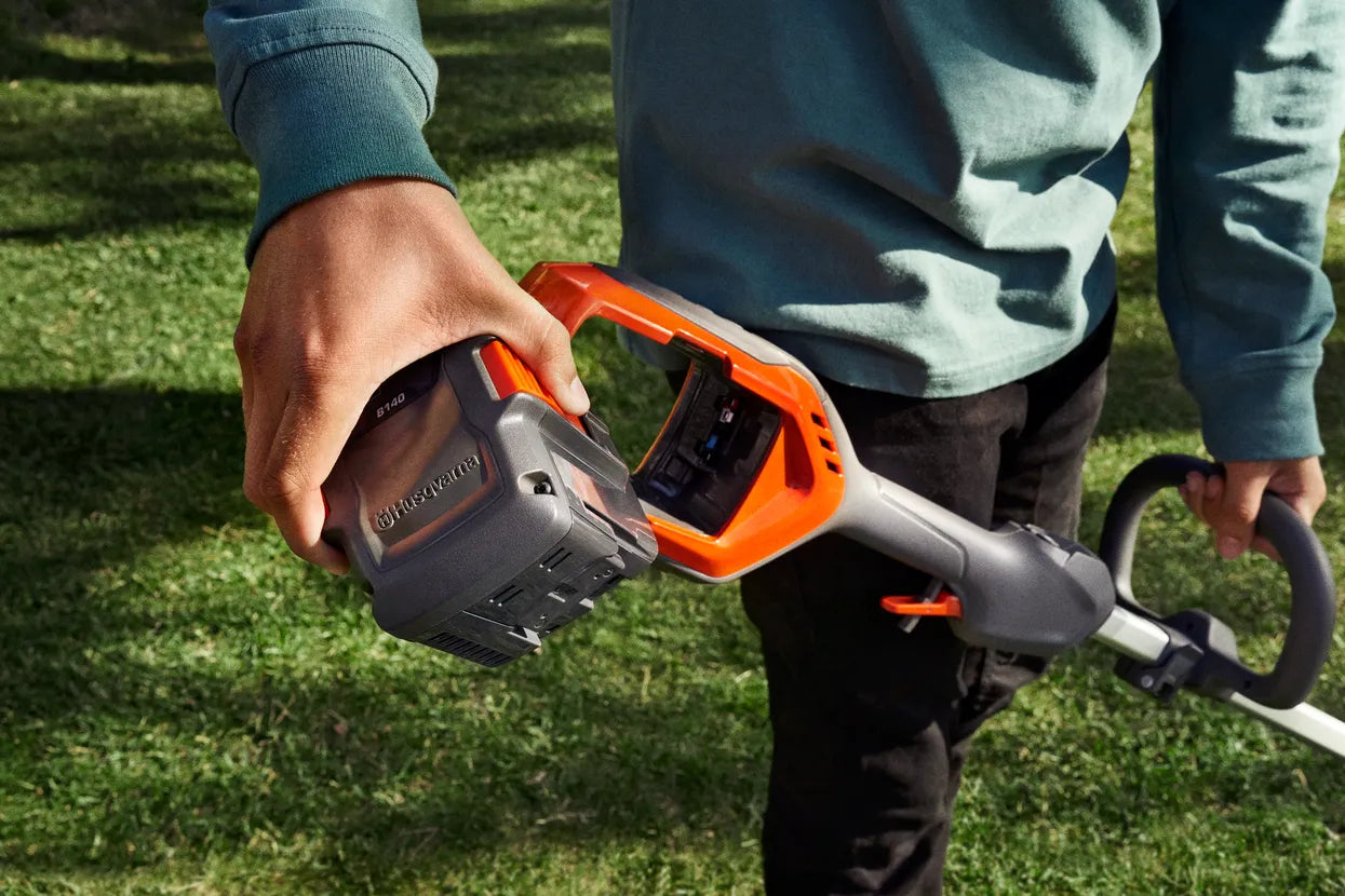 HUSQVARNA 215iL avec batterie et chargeur