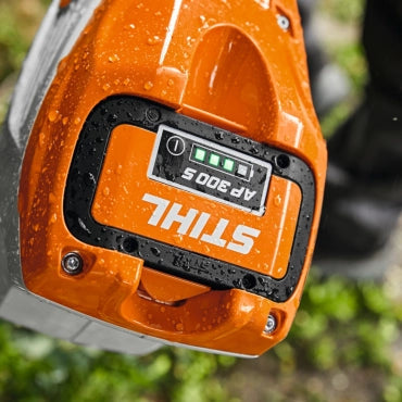 Taille-haies sur perche à batterie STIHL HLA 135 K en version courte avec un lamier de 60 cm Vitiwald