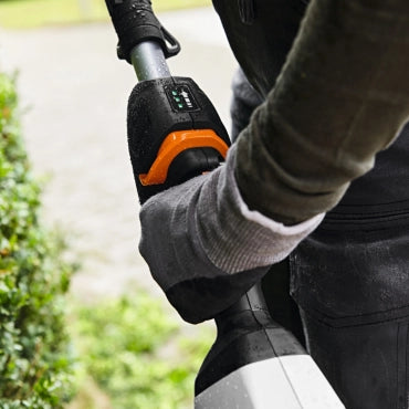 Taille-haies sur perche à batterie STIHL HLA 135 K en version courte avec un lamier de 60 cm Vitiwald