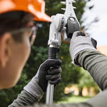 Taille-haies sur perche à batterie STIHL HLA 135 K en version courte avec un lamier de 60 cm Vitiwald